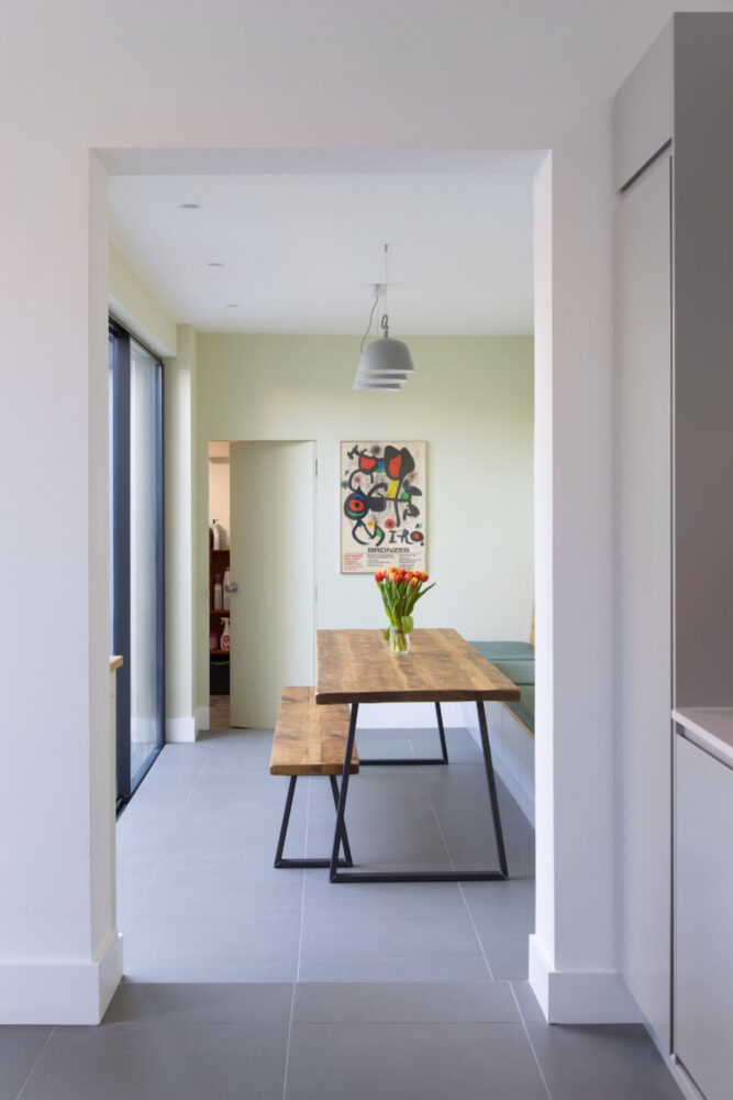 Contemporary-courtyard-dining-room-London