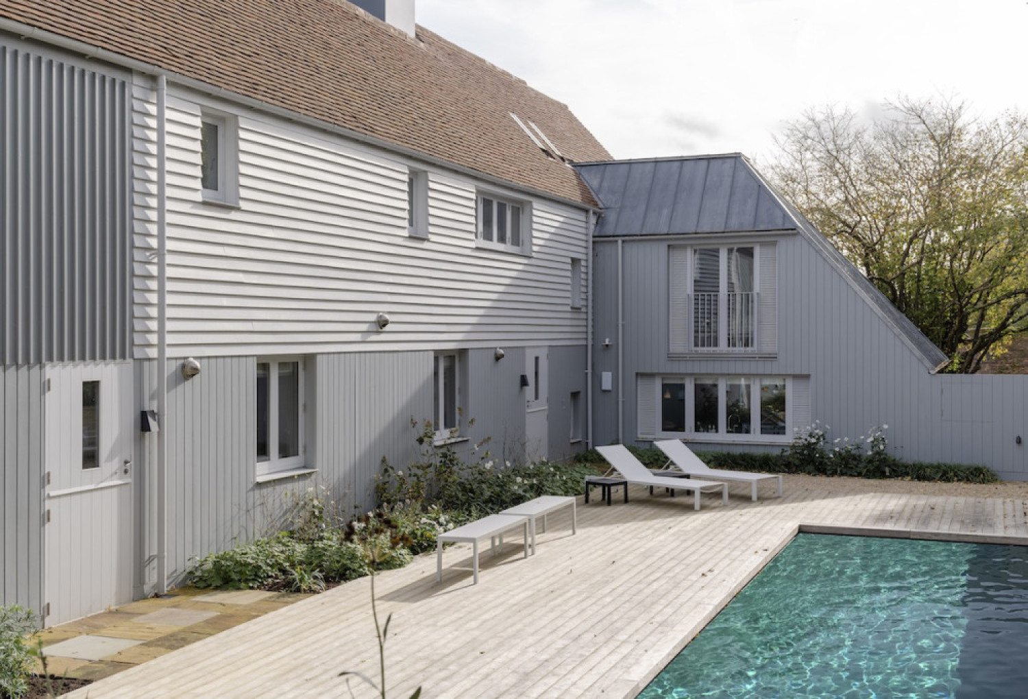Swimming-pool-farmhouse-summer