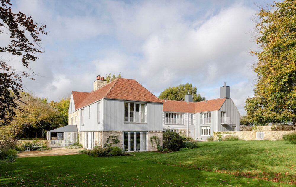 Contemporary-Farmhouse-architecture-across-South-Downs-National-park_