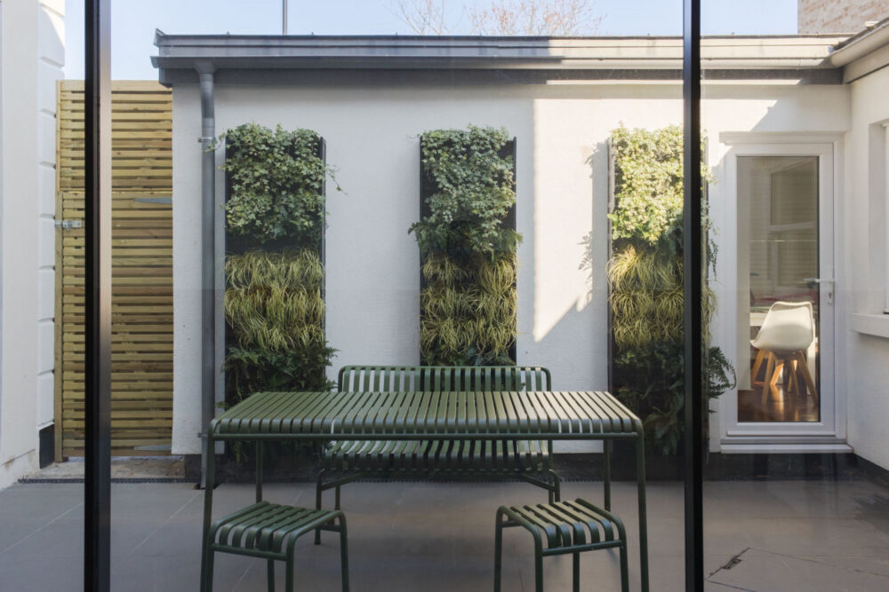 London-contemporary-courtyard_