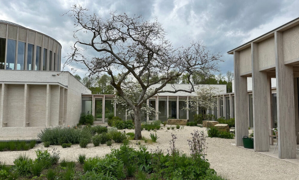 White-Eagle-Lodge-courtyard-