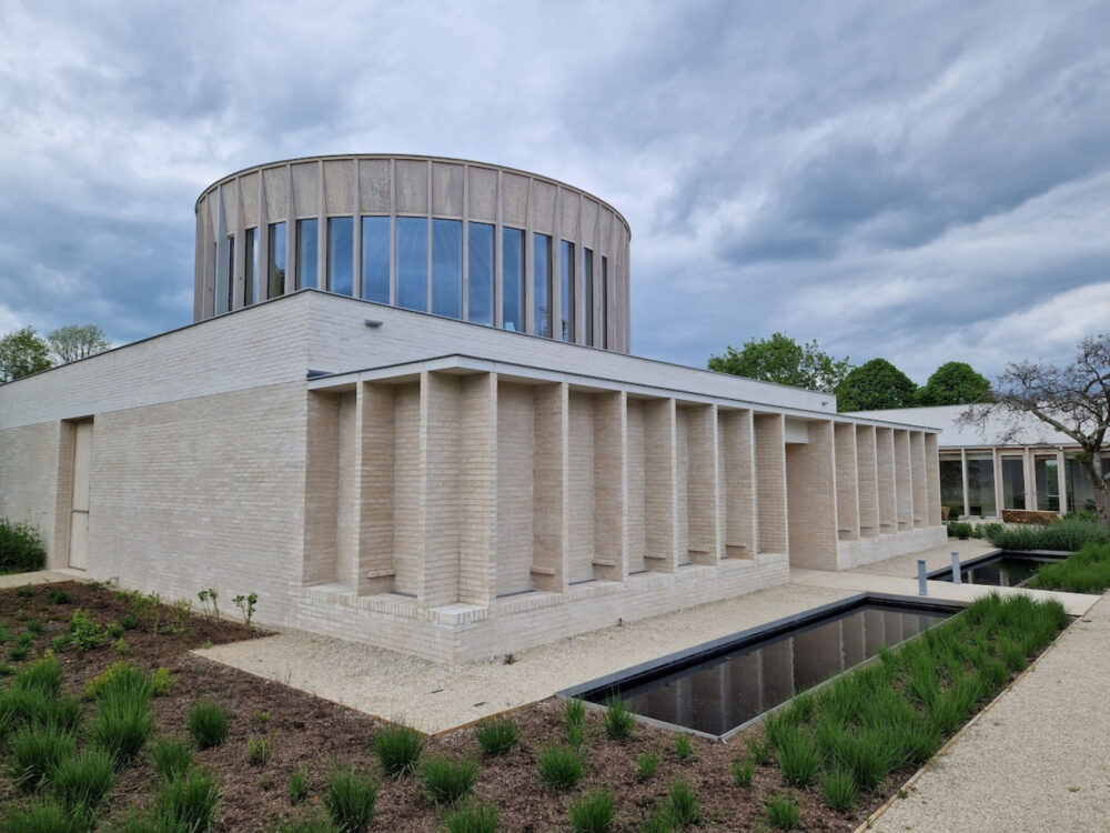eagel-lodge-external-view-hampshire_